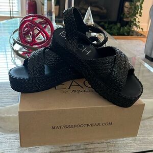 New BEACH by Matisse Sunshine Raffia Platform Sandal Womens Size Black Tan Woven